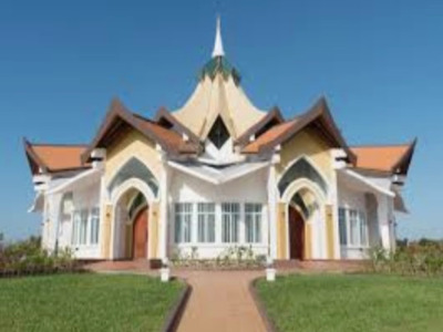My name is Sokha. I drive a Tukuk in Battambang, my hometown. I also give tours of Bat Cave, making rice paper, Bahai Temple, and other tours below.
